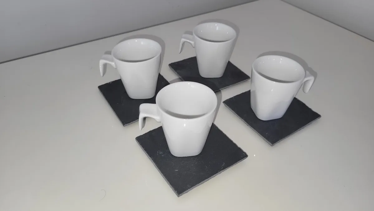 4 tasses, avec sous tasses en ardoise